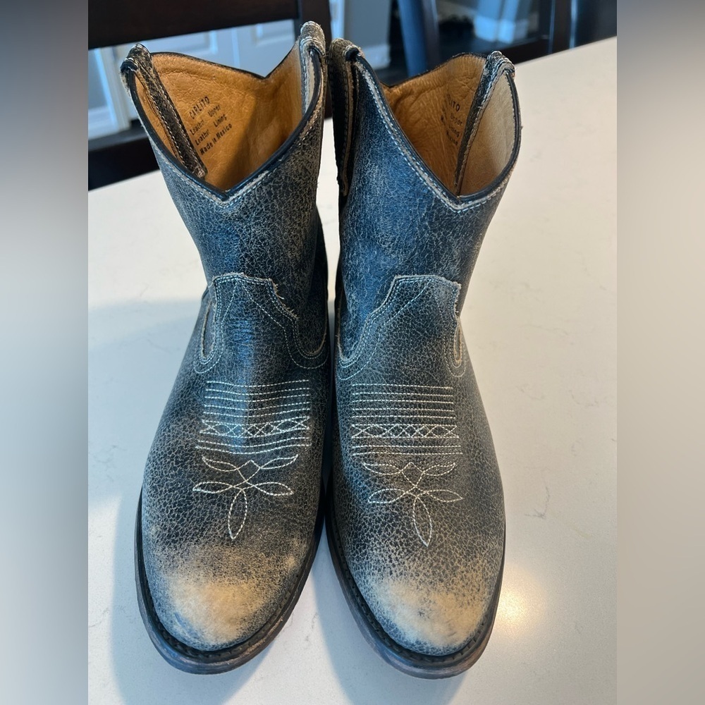Miz Mooz Carlito distressed leather cowgirl ankle boots size 9